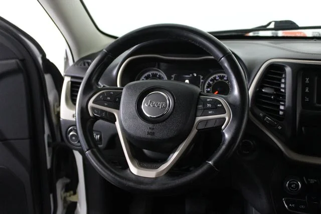 Used 2015 White Jeep Latitude image 3