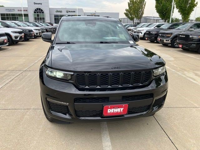 Used 2025 Diamond Black Crystal Pearlcoat Jeep Limited image 2