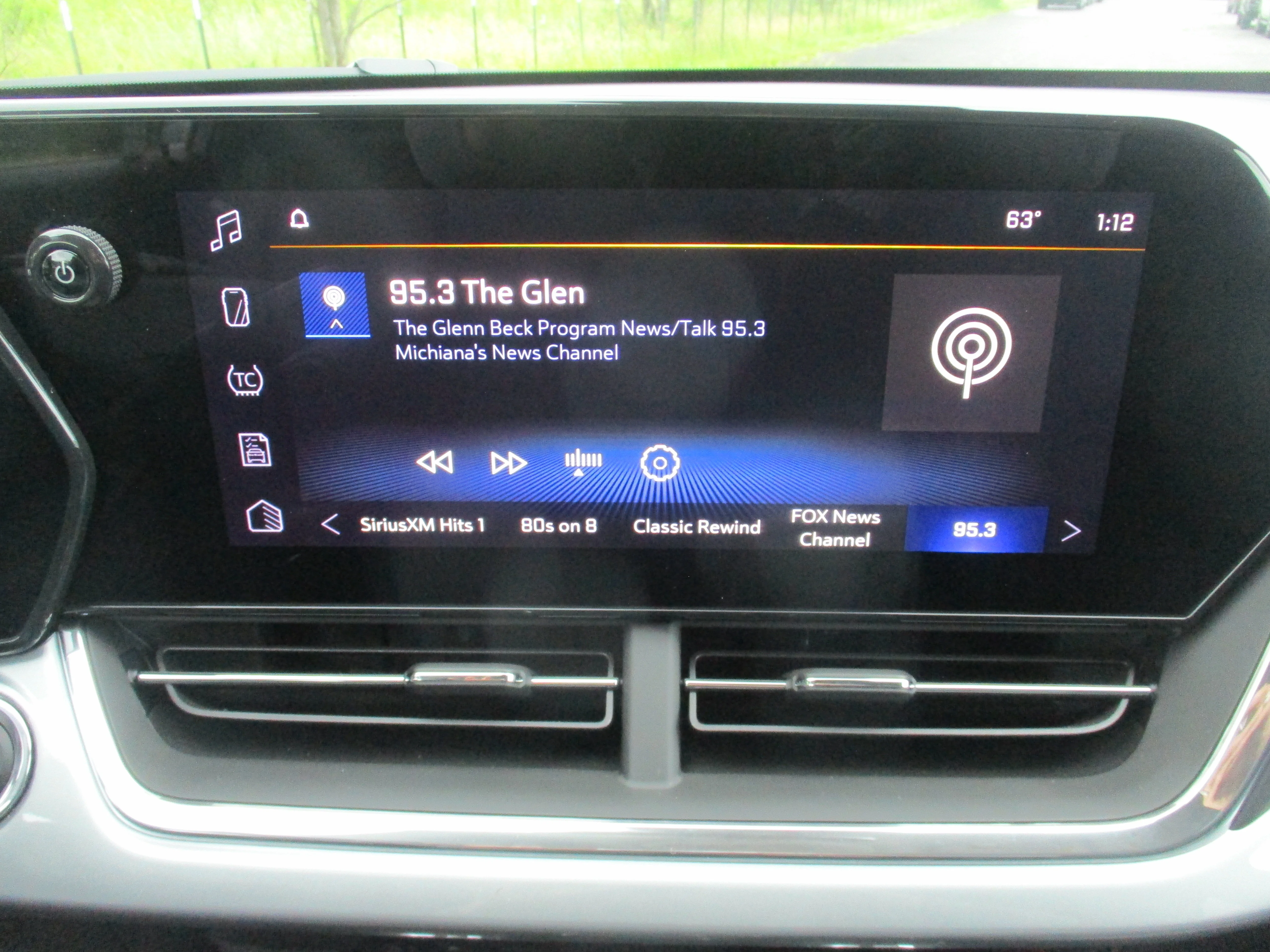 Used 2025 Sterling Gray Metallic Chevrolet LT FWD image 18