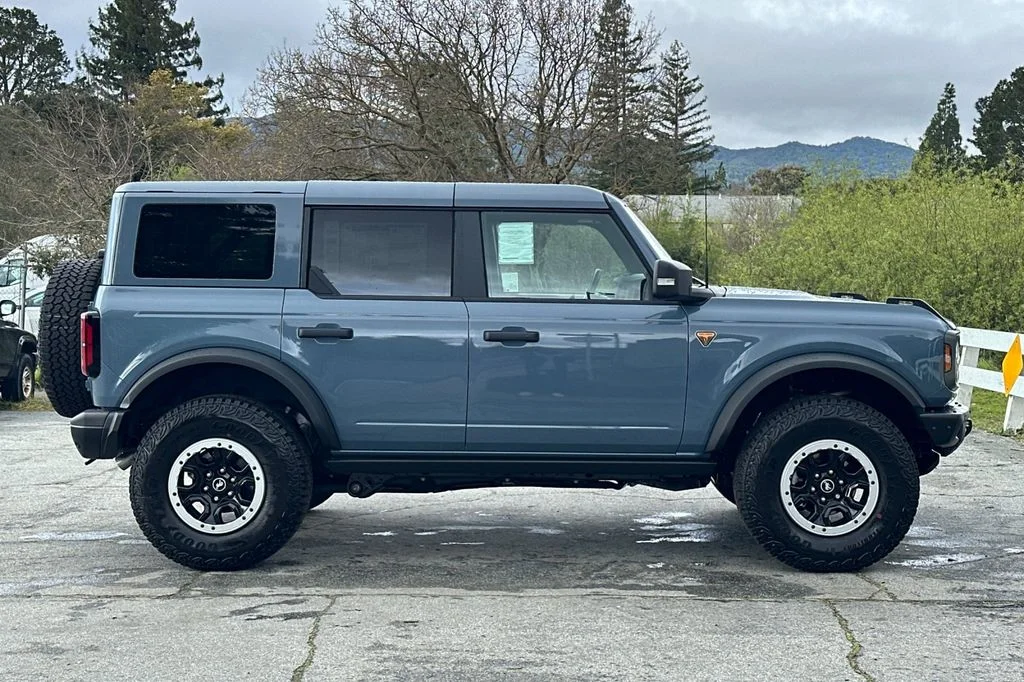 New 2025 Azure Gray Metallic Ford Badlands image 3