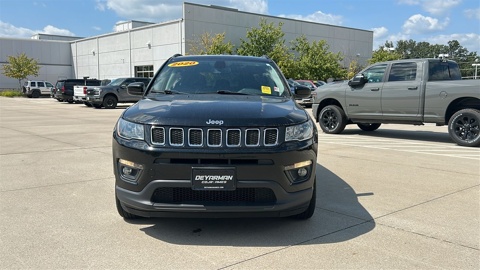 Used 2020 Black Jeep Latitude image 9