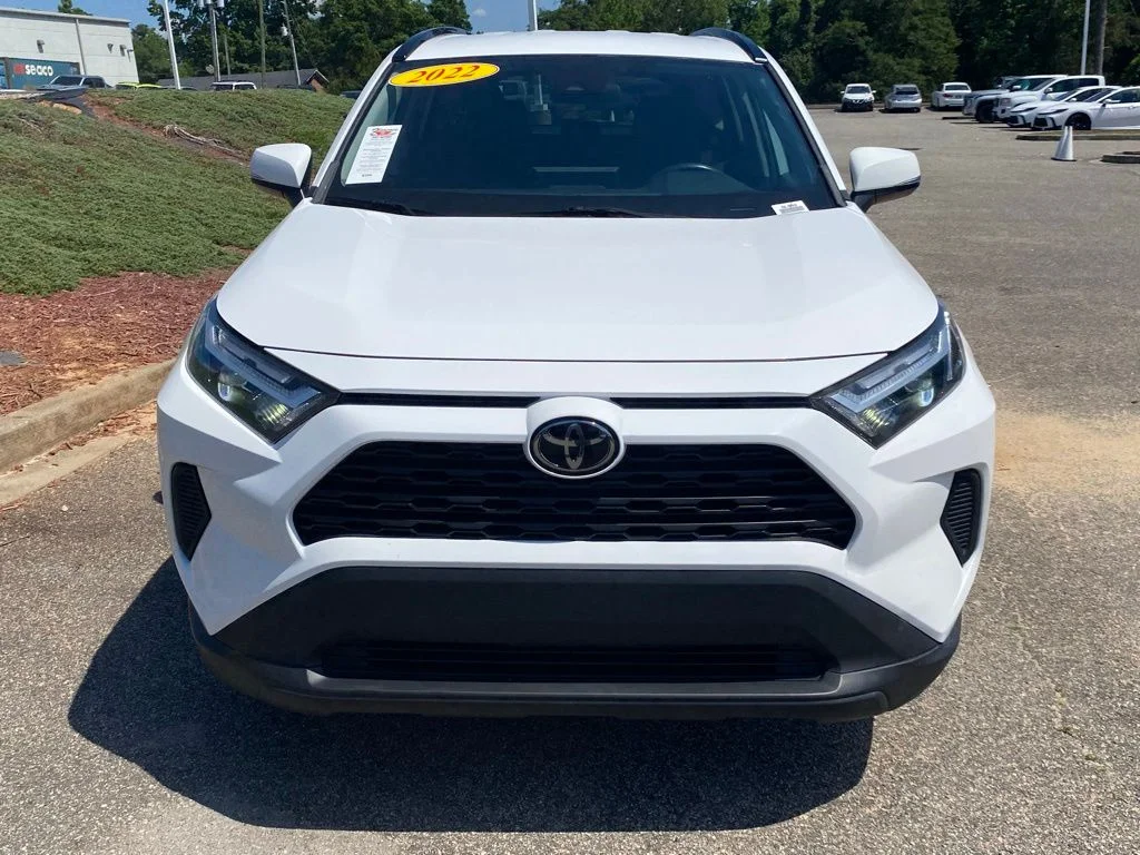 Used 2022 White Toyota XLE image 19