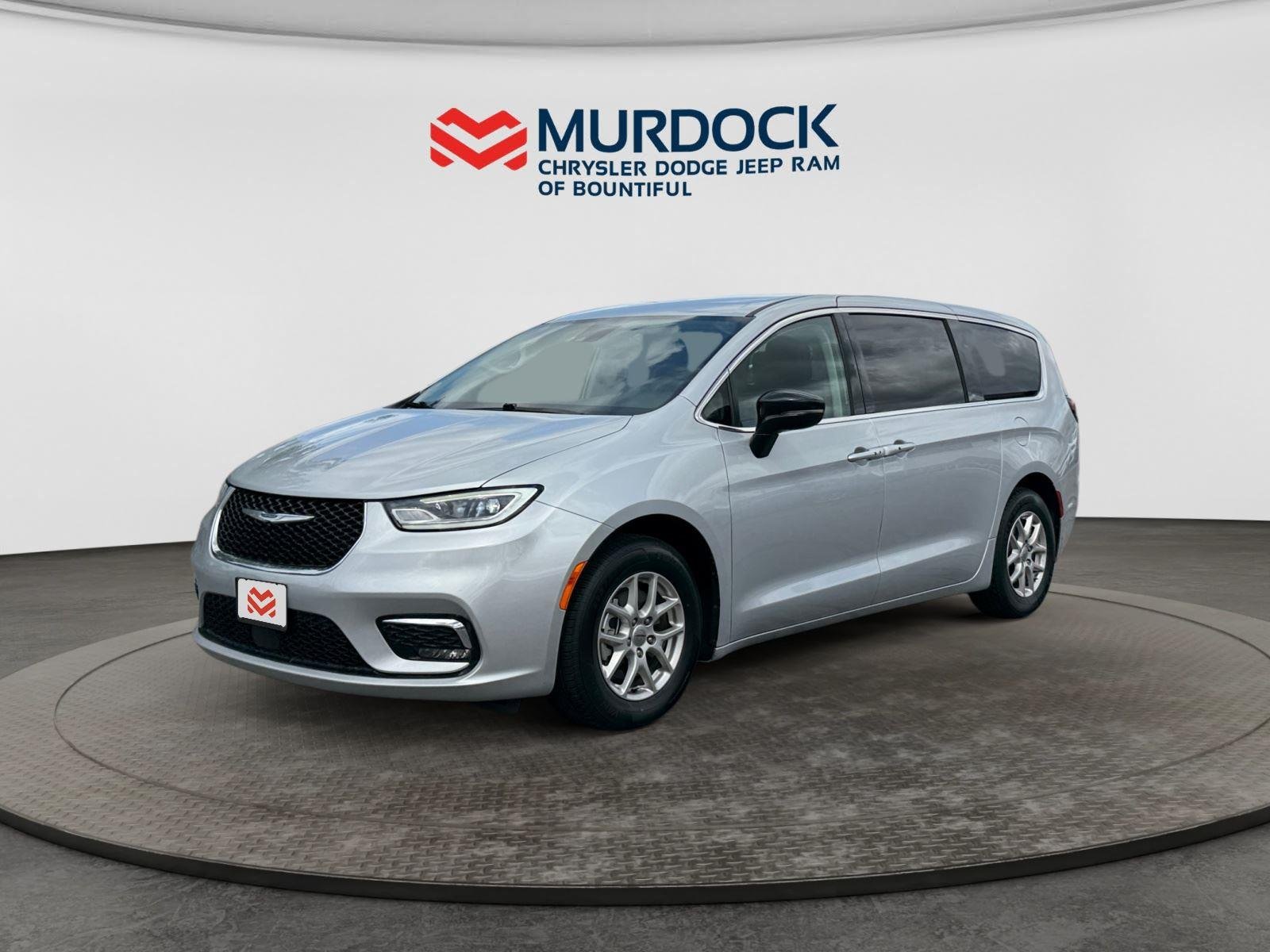 Used 2024 Silver Mist Clearcoat Chrysler Touring L image 1