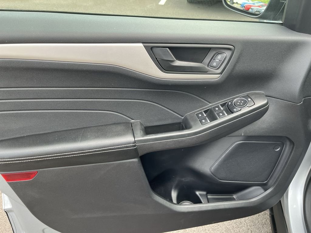 Used 2022 Silver Ford SE image 13