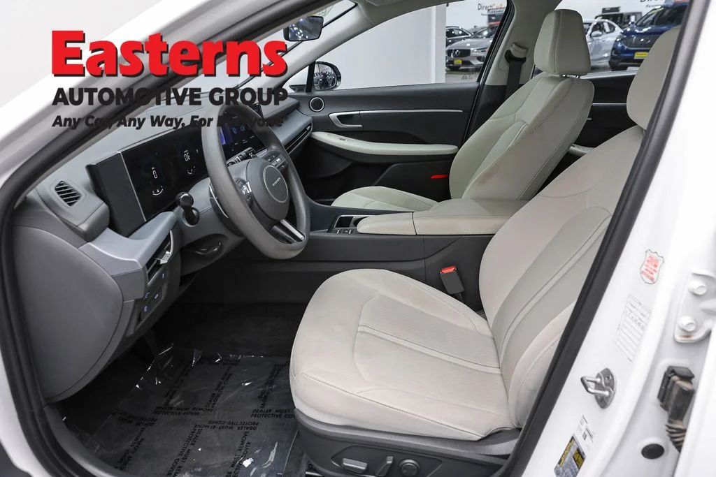 Used 2025 White Hyundai SEL image 14