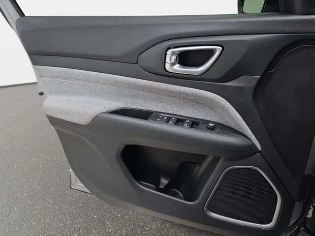 Used 2022 Silver Jeep Latitude Lux image 25