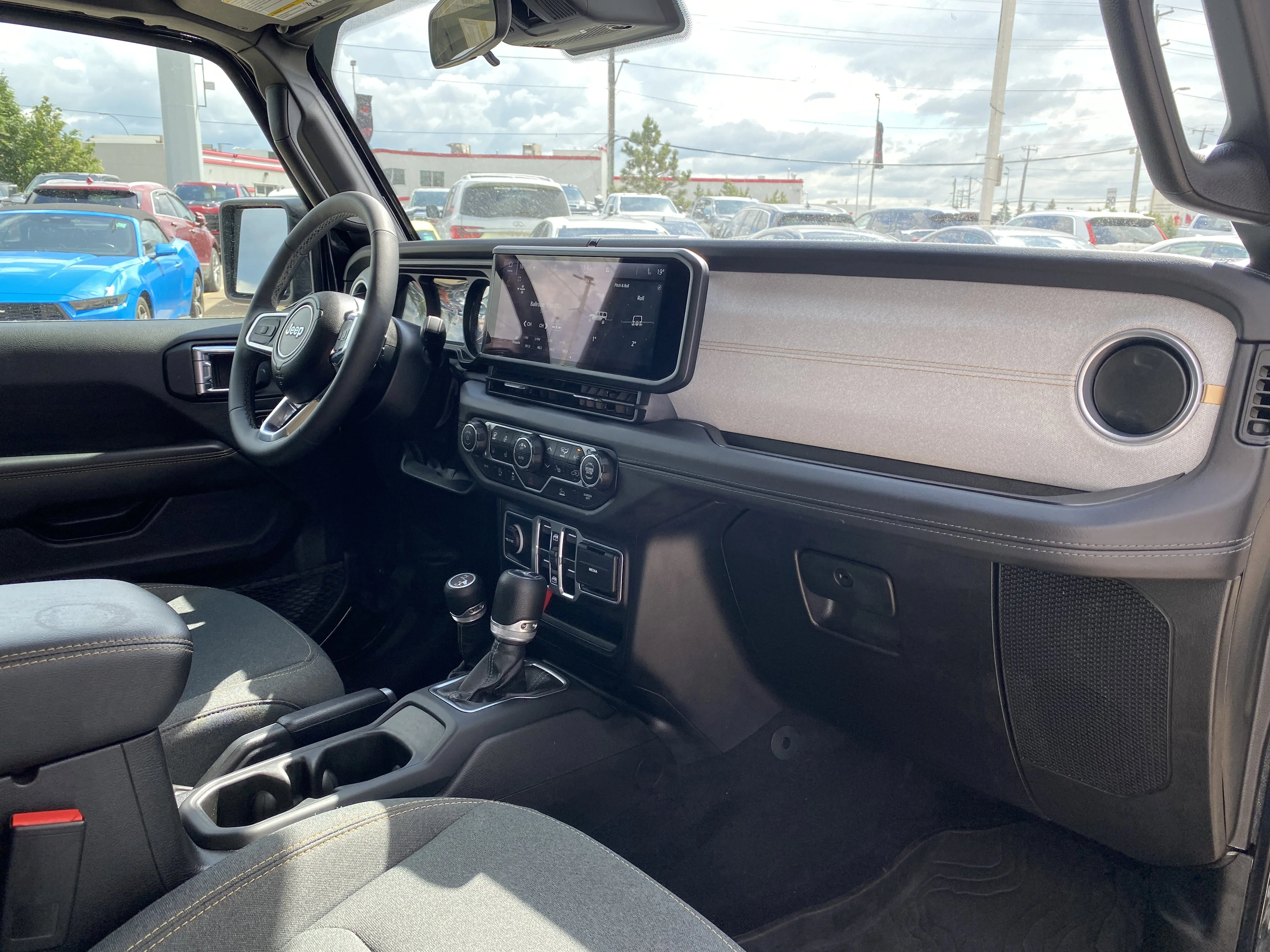 Used 2025 Black Jeep Sahara 4 Door 4x4 * 3.6L V6 * REMOTE STARTER * ADAPTIVE CRUISE * image 19