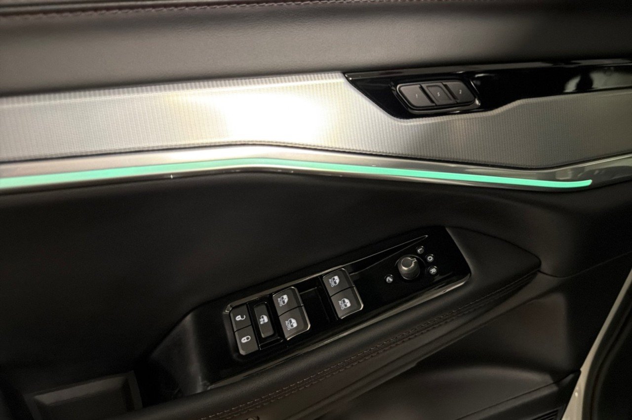 Used 2025 BRIGHT CLEAR COAT Jeep Launch Edition image 10