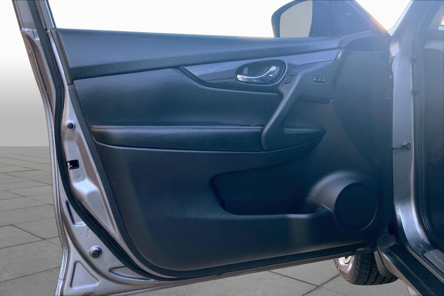 Used 2018 Gun Metallic Nissan SL image 22
