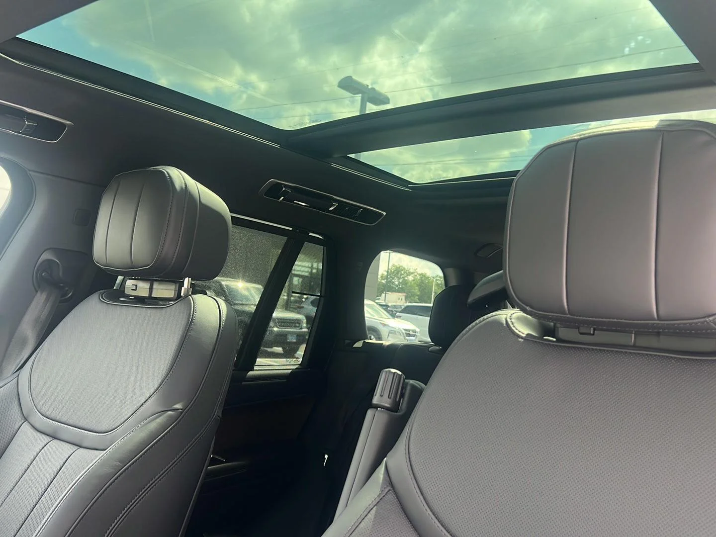 New 2026 Eiger Grey Metallic Land Rover SE image 24