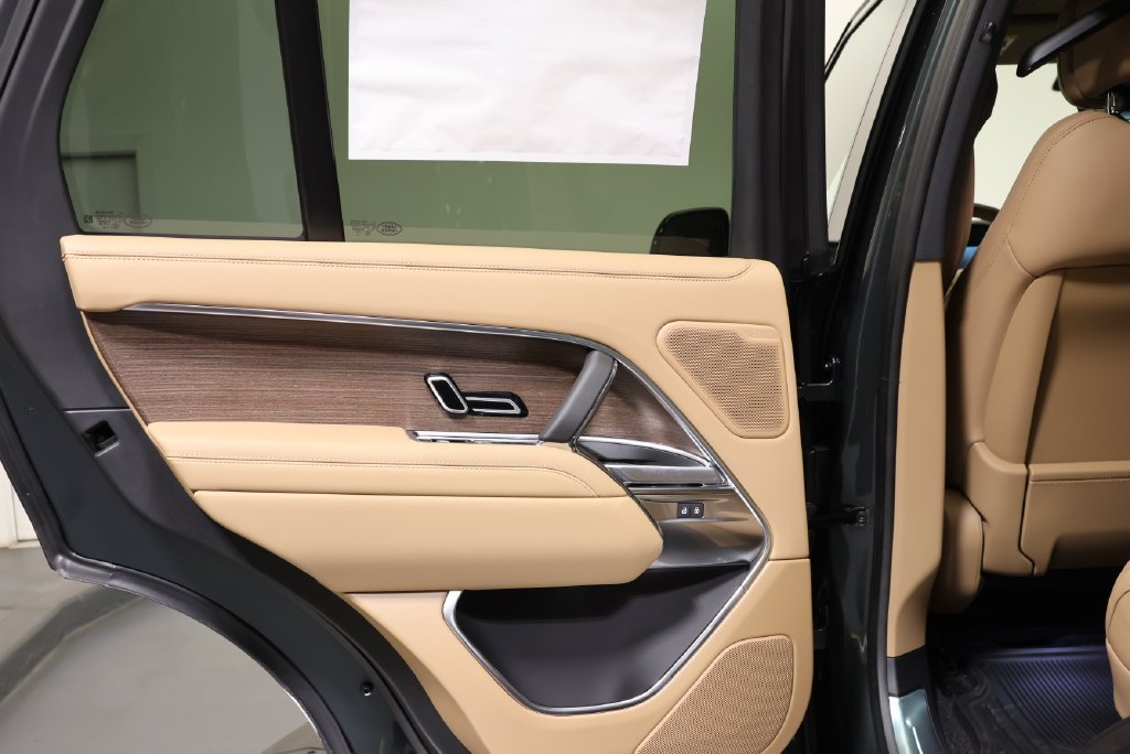 New 2027 Belgravia Green LAND ROVER SE image 31