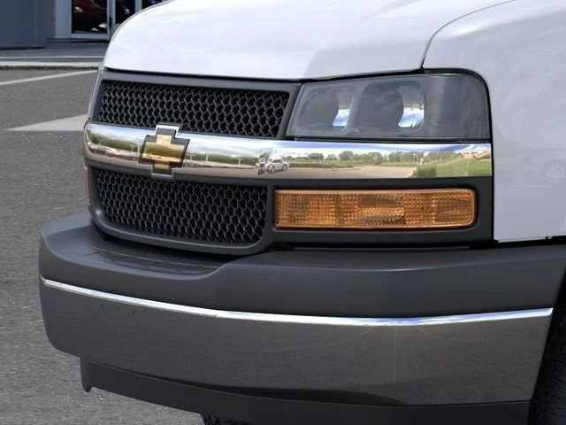 New 2026 Summit White Chevrolet 1WT image 13