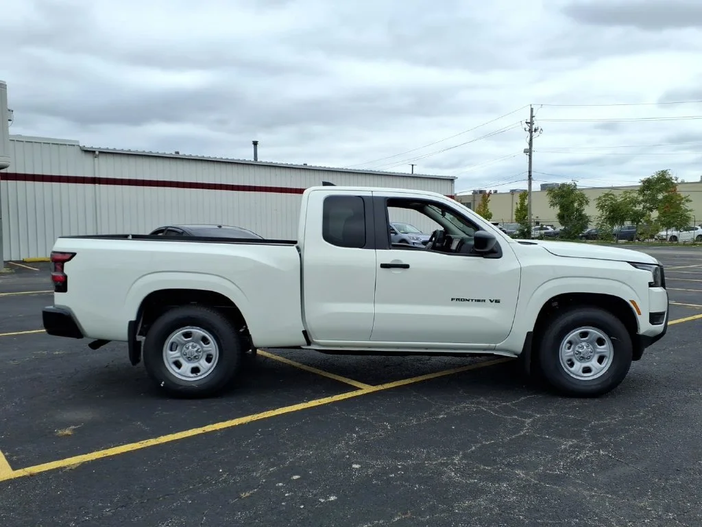 New 2027 Glacier White Nissan King Cab® S image 2