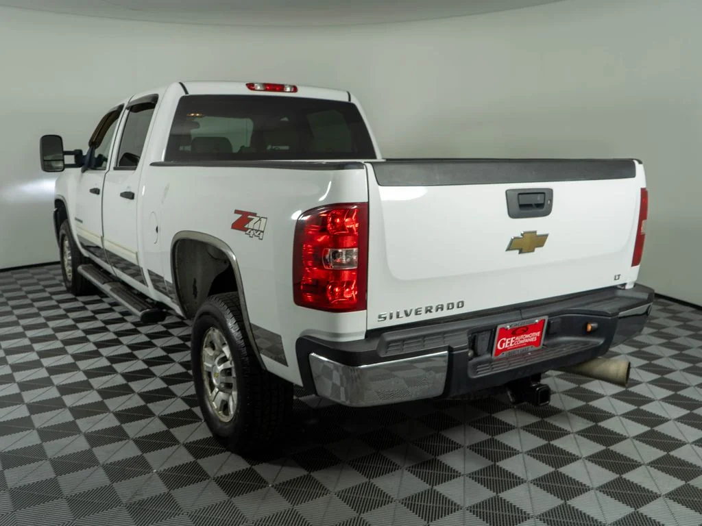 Used 2009 White Chevrolet Work Truck image 4