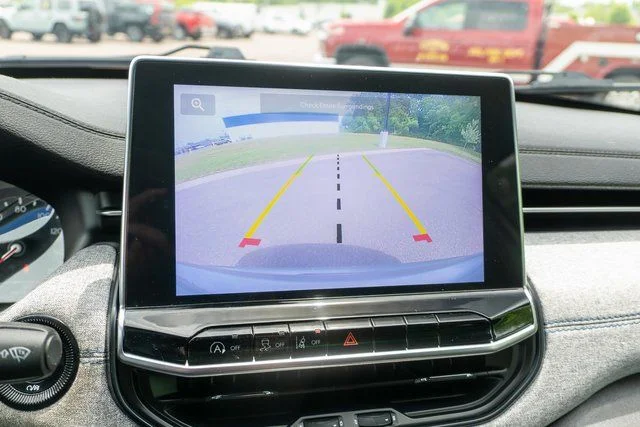 Used 2023 Silver Jeep Latitude image 25