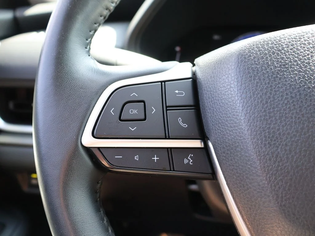 Used 2025 Silver Toyota XLE image 26