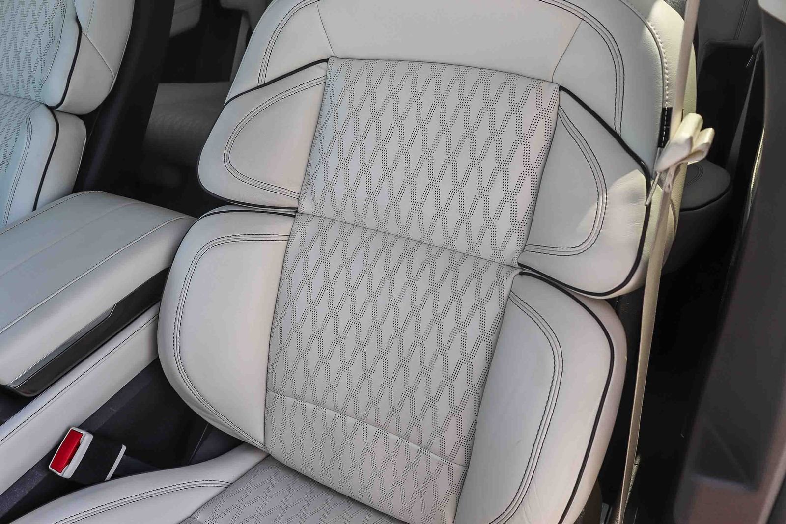 Used 2024 White Platinum Clearcoat Metallic Lincoln Black Label image 27
