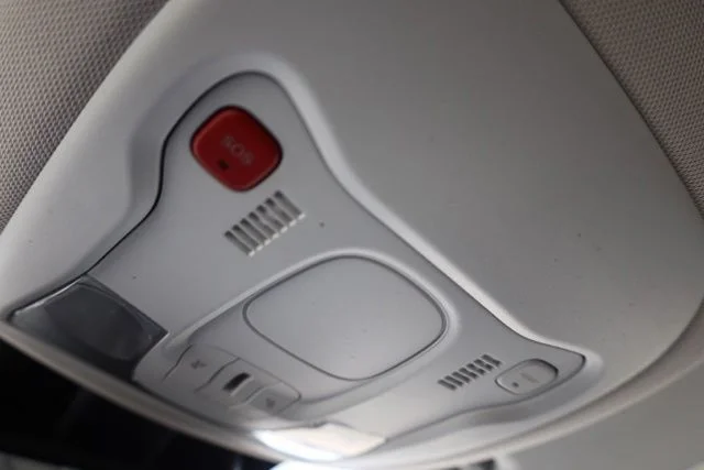 Used 2023 White Jeep Latitude image 32
