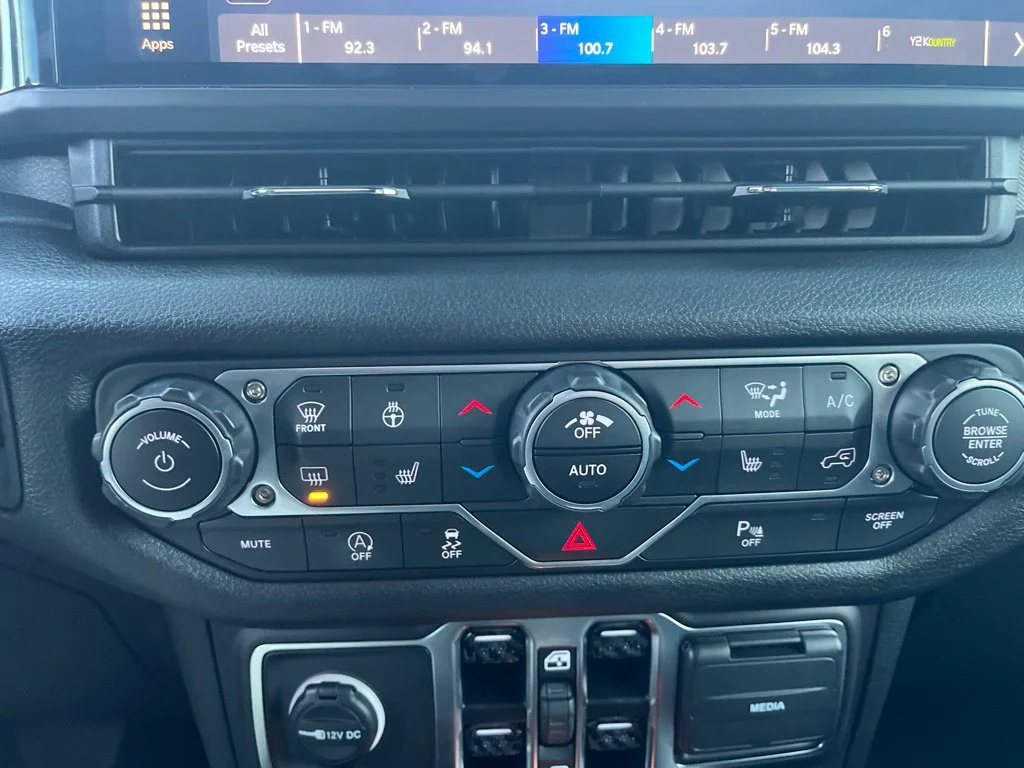 Used 2025 Anvil Clearcoat Jeep Sport S image 17