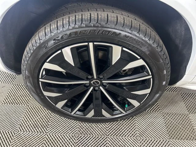 2025 Volvo XC90 Core - Photo 12
