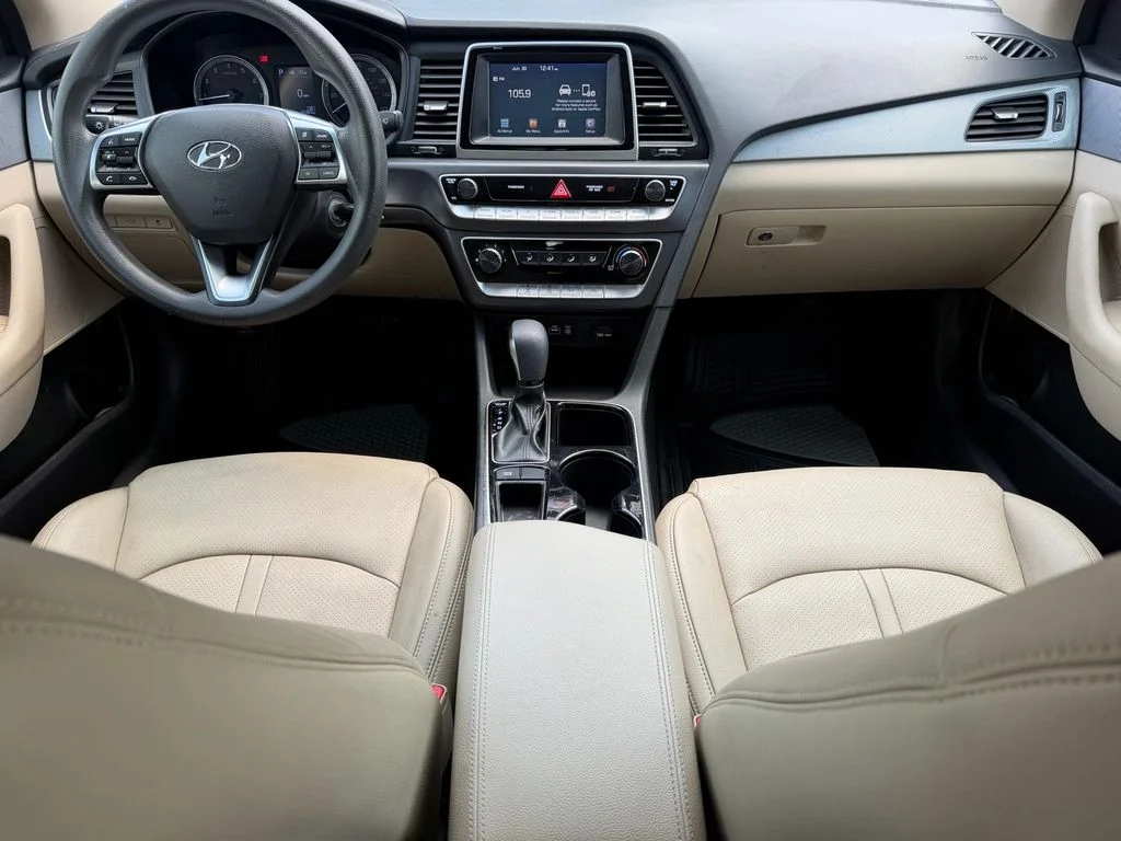 Used 2018 Quartz White Pearl Hyundai SE image 16