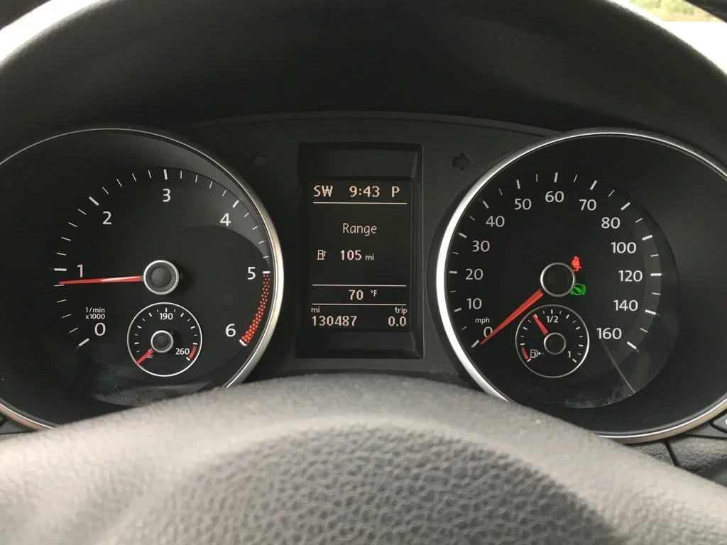 Used 2013  Volkswagen 2.0L TDI image 2
