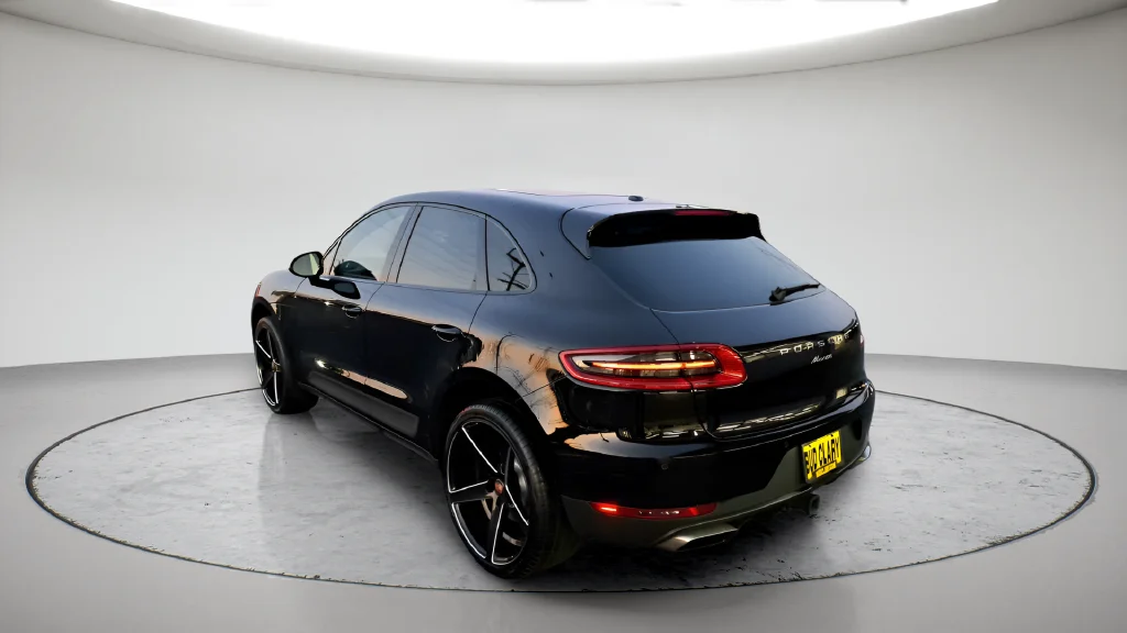 Used 2018  Porsche Base image 7