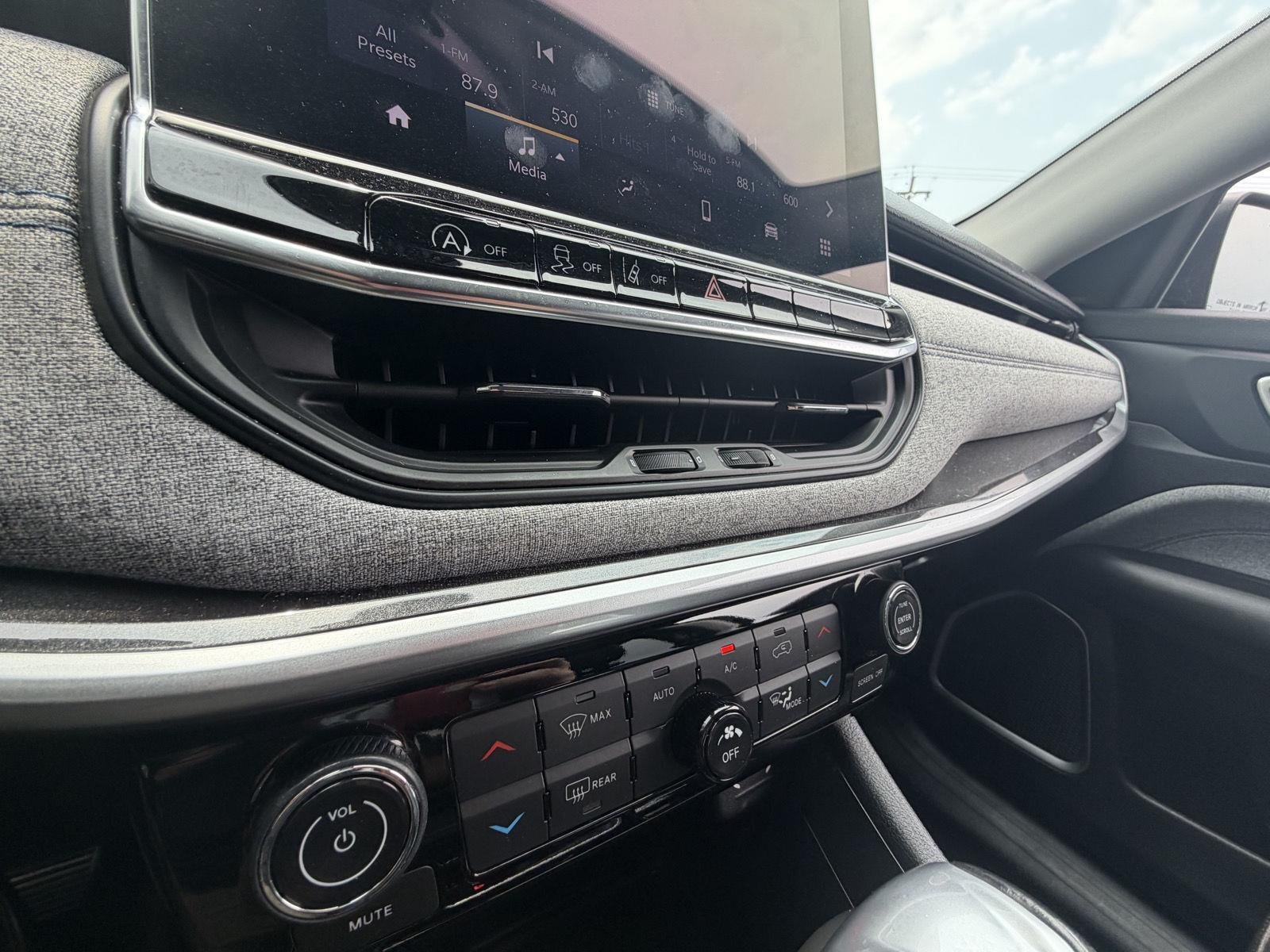 Used 2022 Diamond Black Crystal Pearlcoat Jeep Latitude image 18