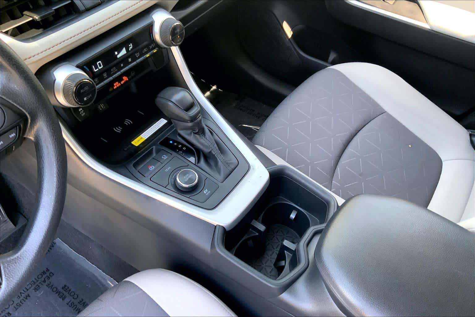 2024 Toyota RAV4 XLE - Photo 17