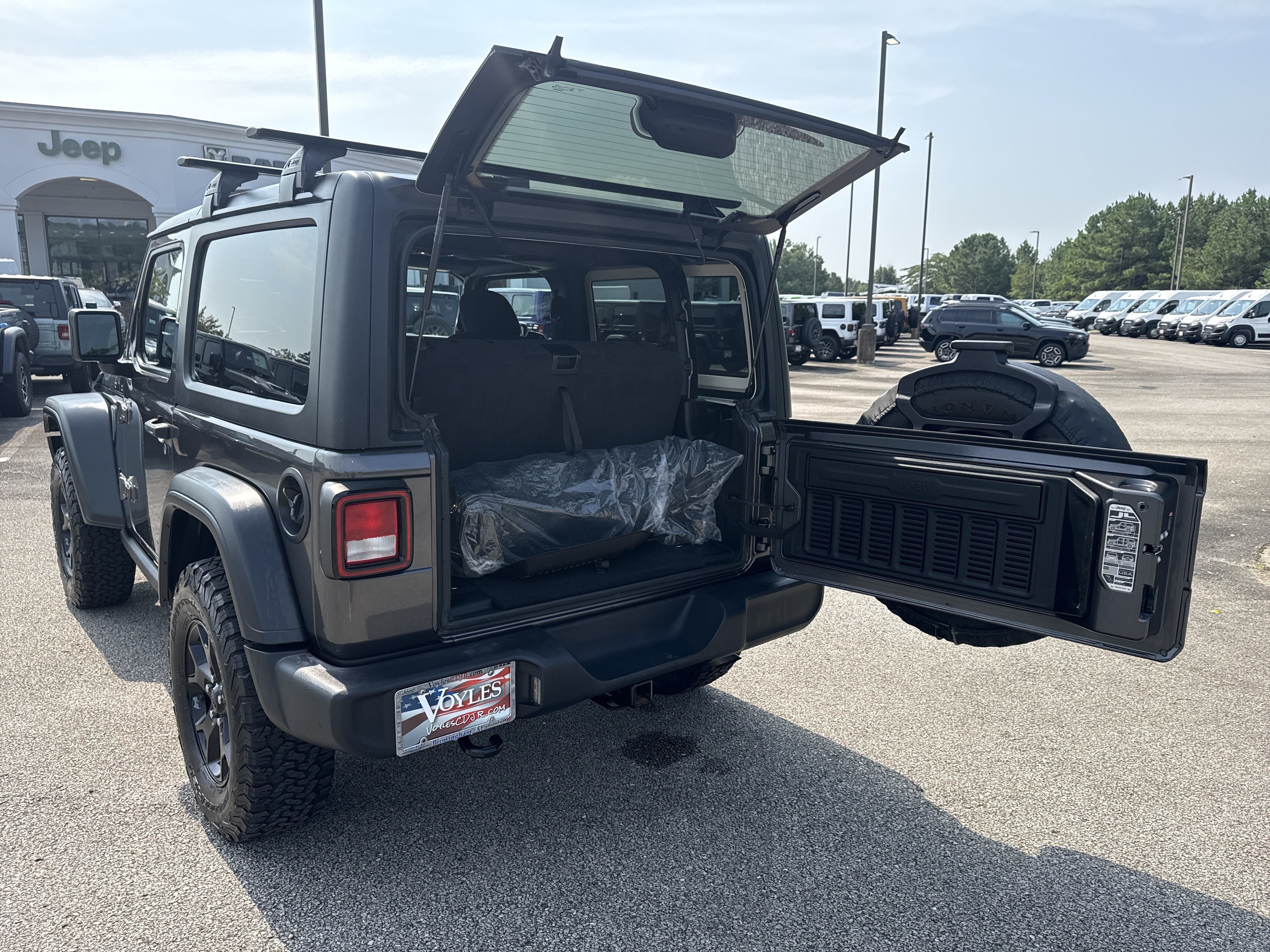 Used 2020 Granite Crystal Metallic Clearcoat Jeep Willys image 16