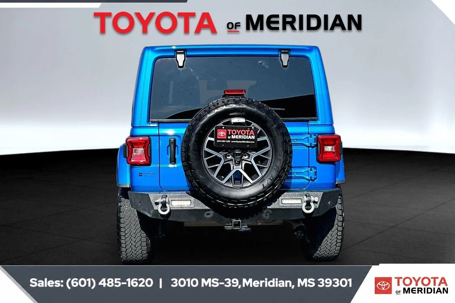 Used 2024 Hydro Blue Pearlcoat Jeep Sahara image 4