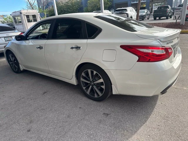 Used 2016 White Nissan 2.5 SR image 2