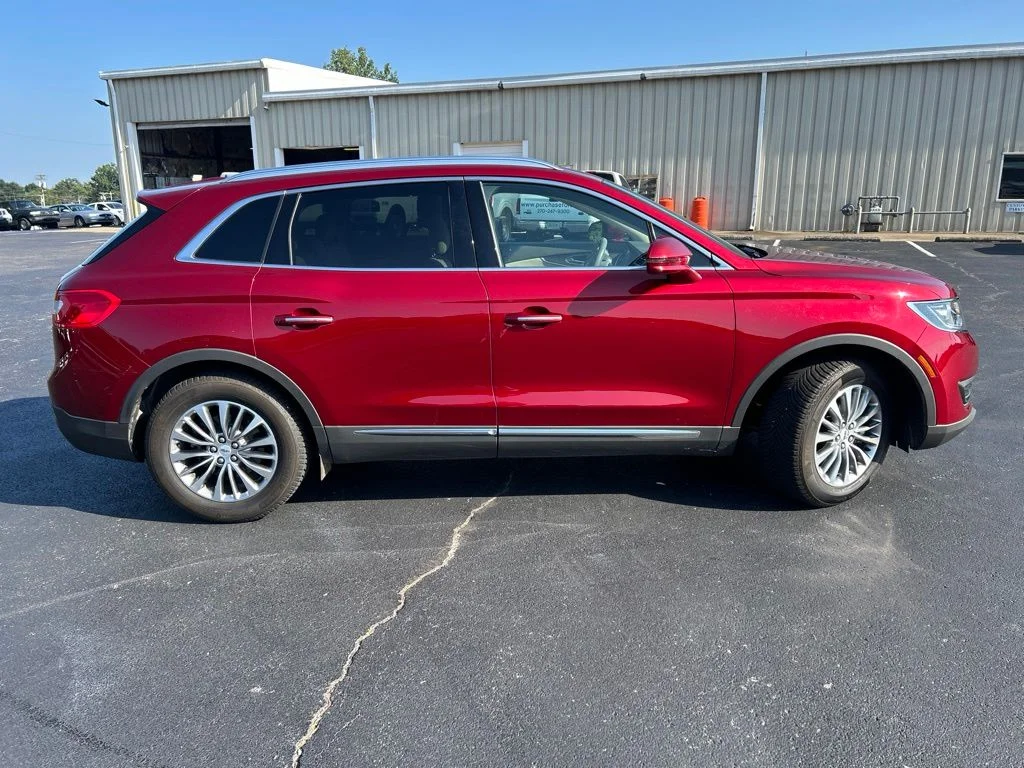 Used 2017 Ruby Red Metallic Lincoln Select image 8