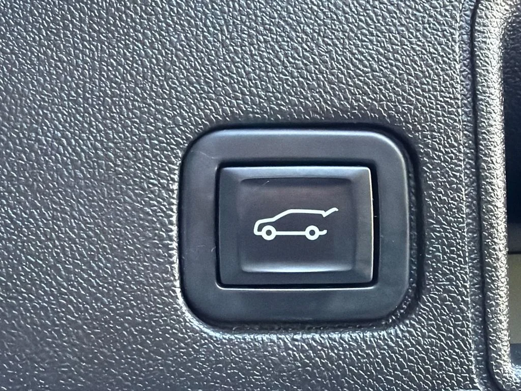 Used 2022 White GMC SLT image 19