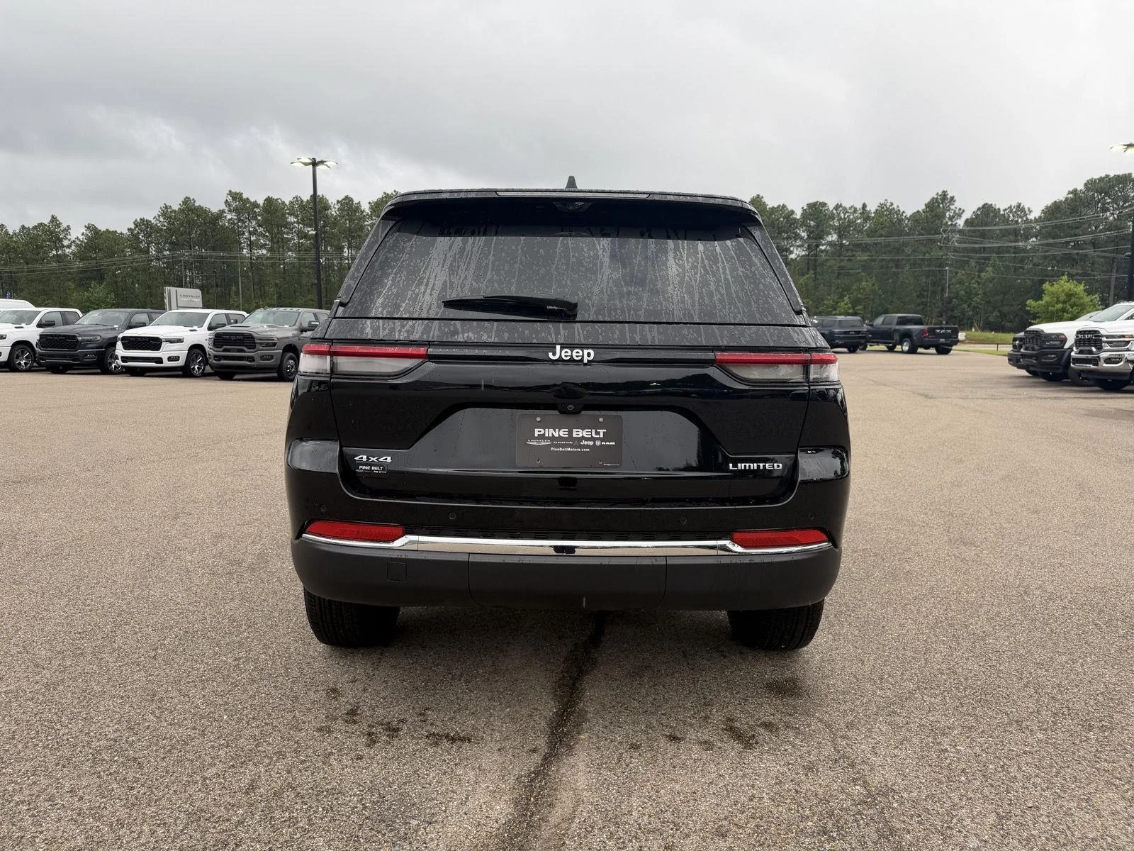 Used 2024 Diamond Black Crystal Pearlcoat Jeep Limited image 5