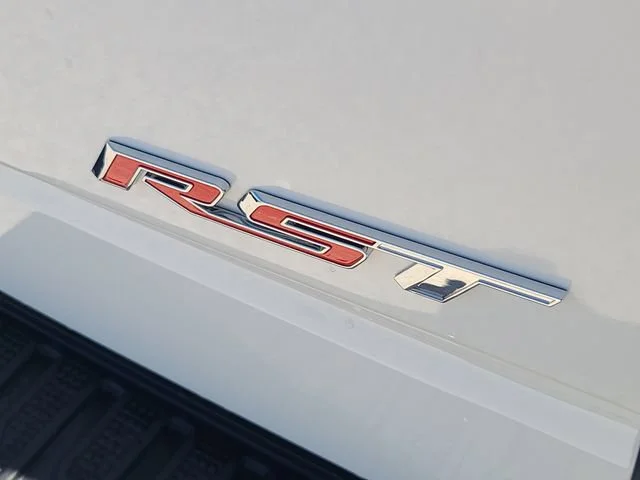 New 2026 Summit White Chevrolet RST image 32