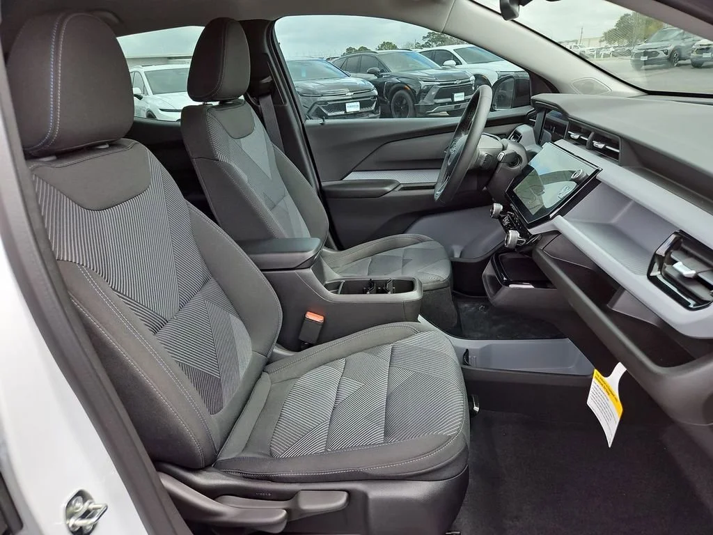 New 2027 Summit White Chevrolet LT image 18