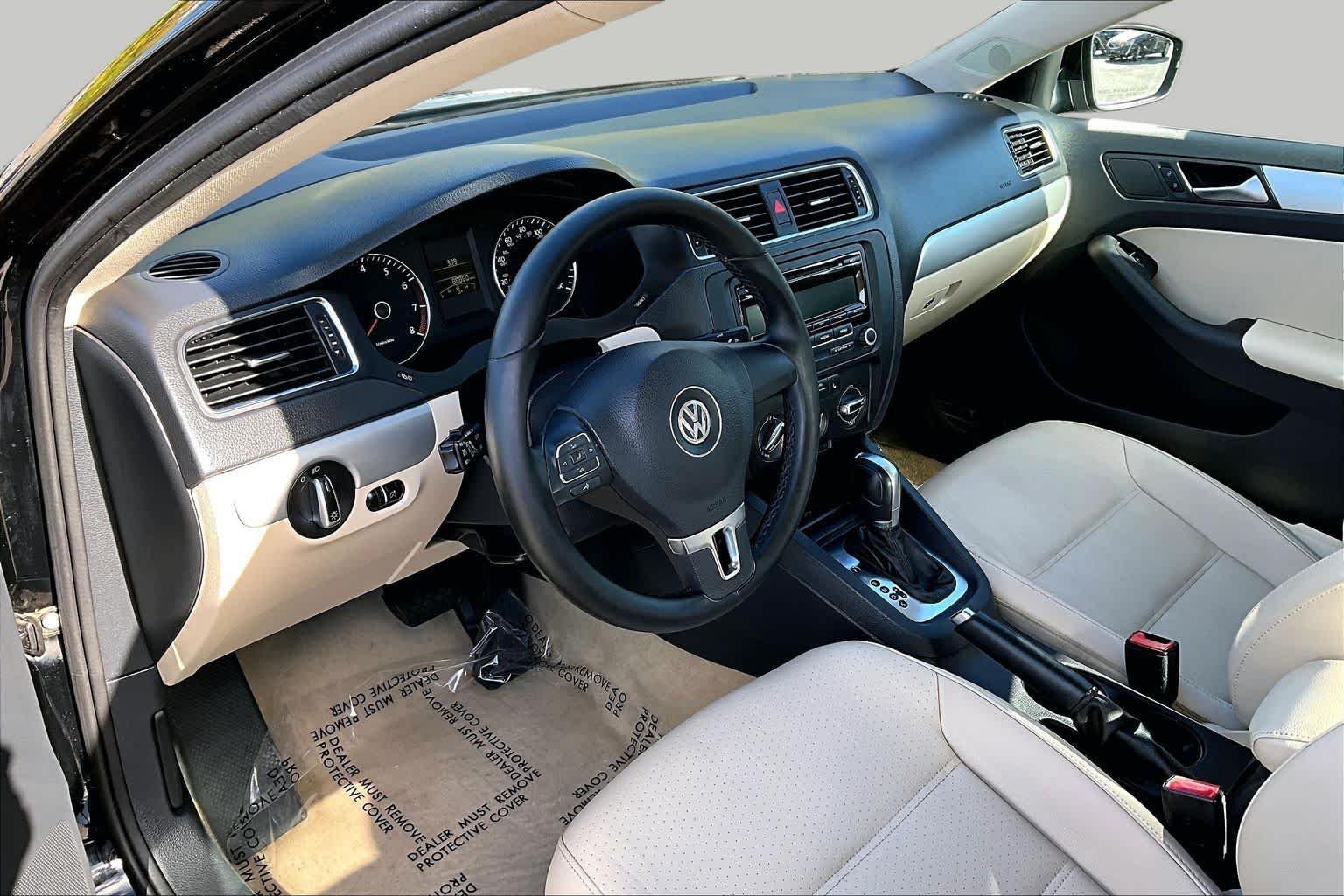 Used 2013 Black Volkswagen SE w/Convenience image 17