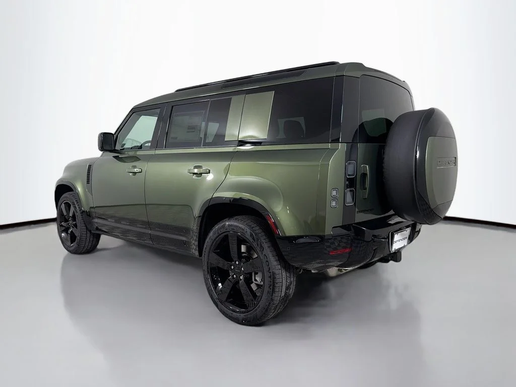 New 2026 Woolstone Green Land Rover X-Dynamic SE image 7