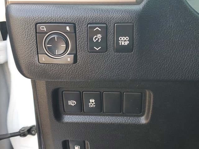 Used 2016 White Lexus 460 image 22