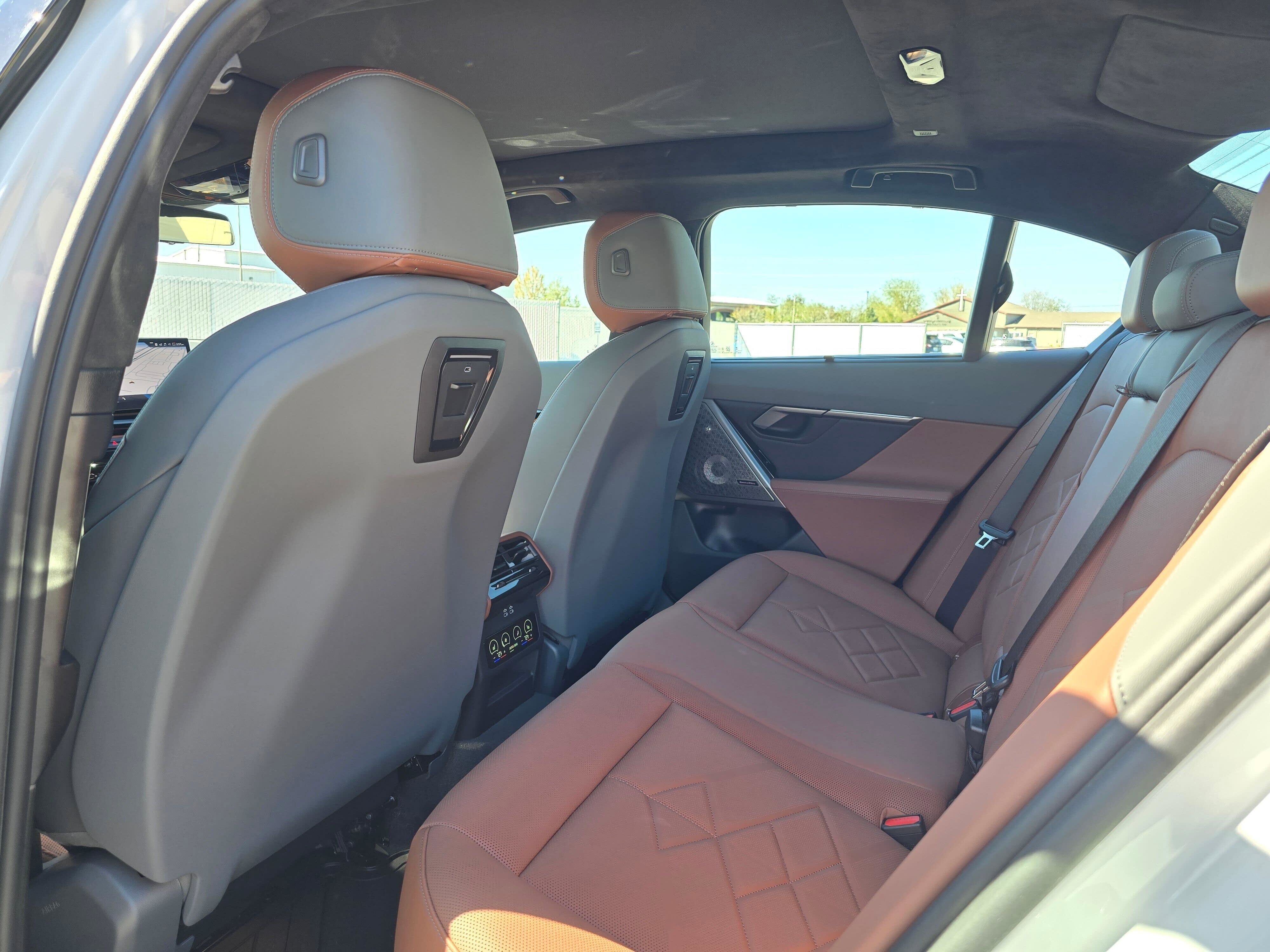 2026 BMW 5 Series 550e - Photo 11
