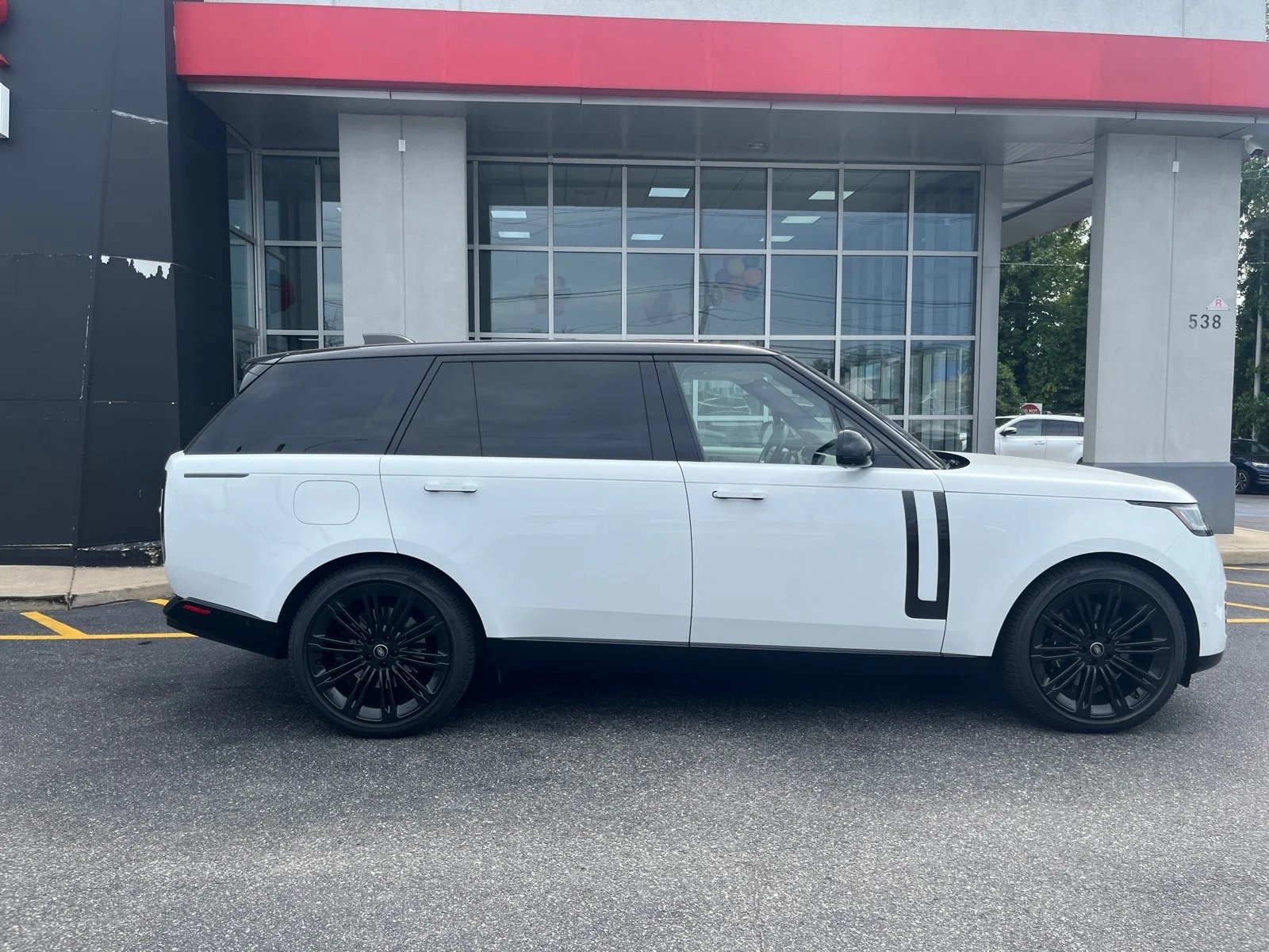 Used 2022 Fuji White Land Rover SE AWD image 8