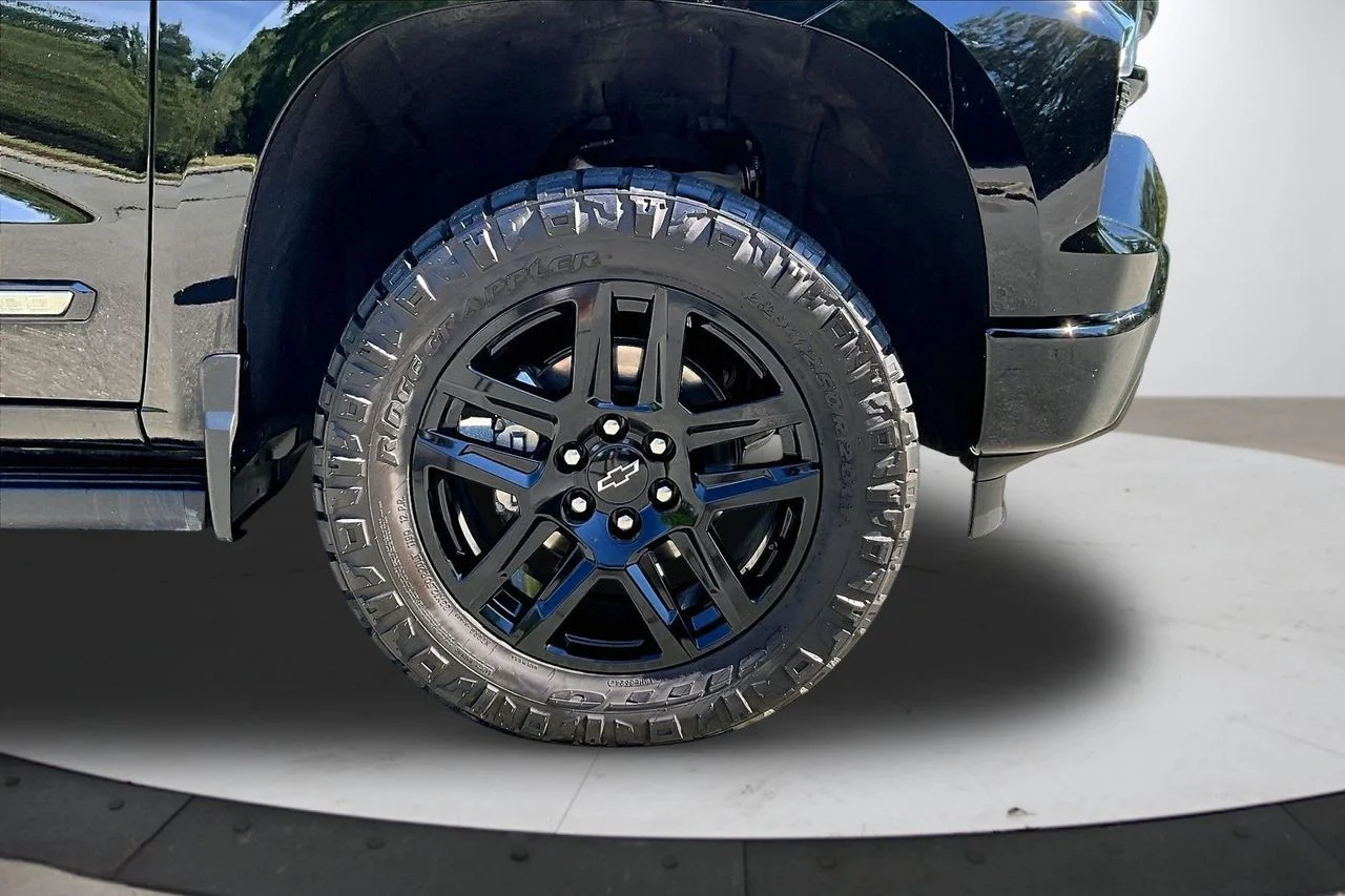 Used 2024 Black Chevrolet High Country image 32