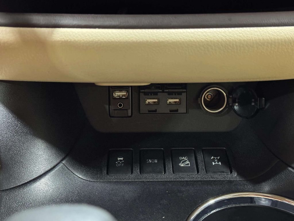 Used 2019 White Toyota XLE image 18