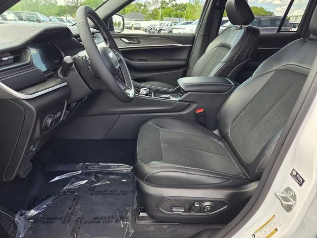 New 2026 Bright White Clear-Coat Exterior Paint Jeep Altitude image 3