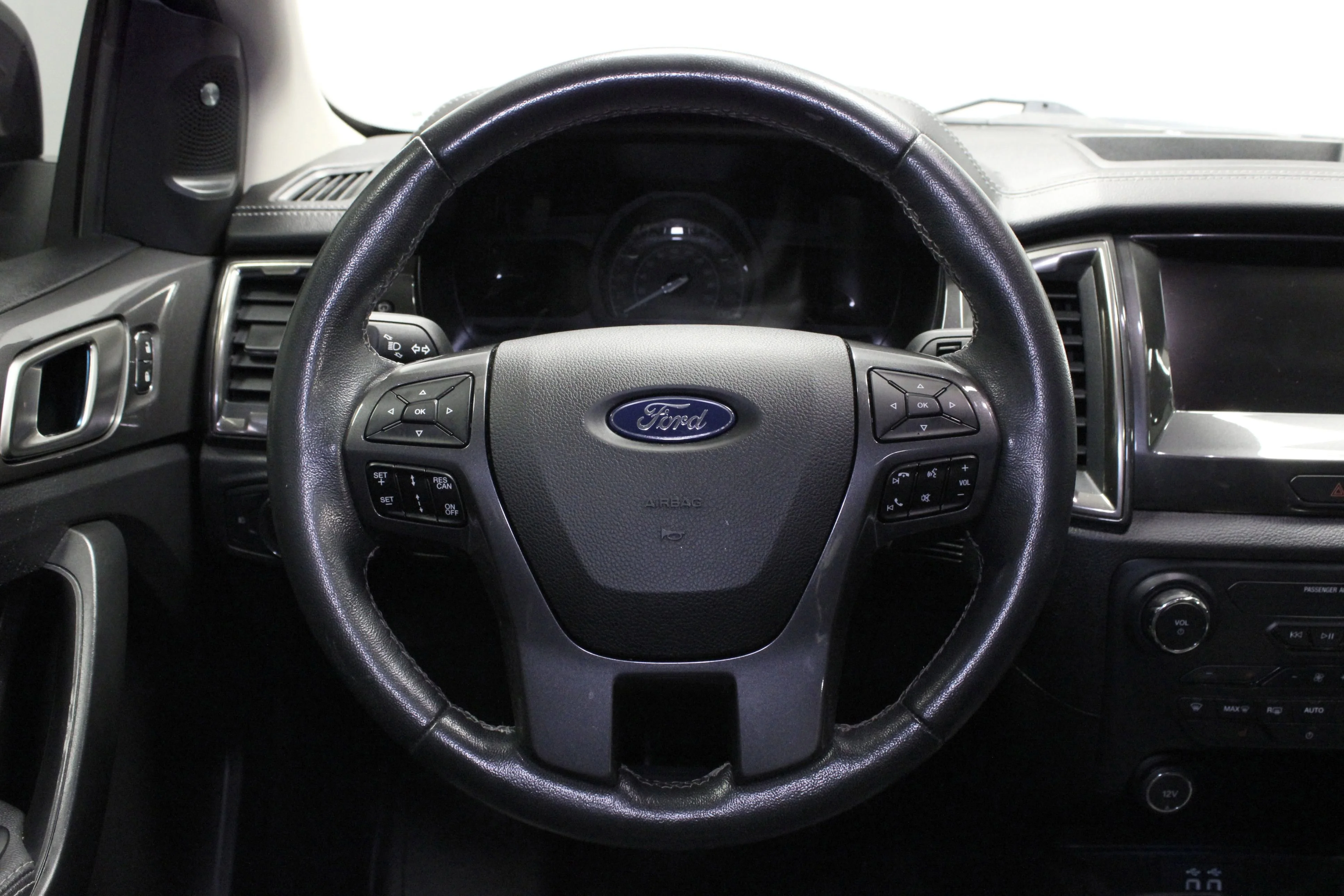 Used 2020 Shadow Black Ford Lariat image 22
