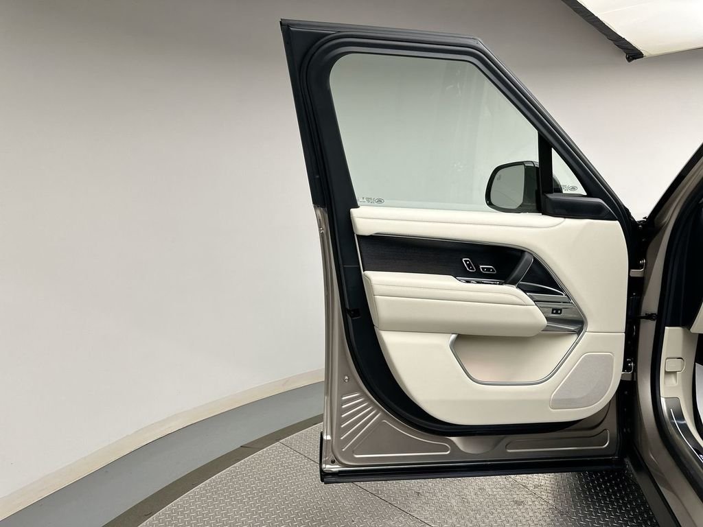 Used 2024  Land Rover SE image 14