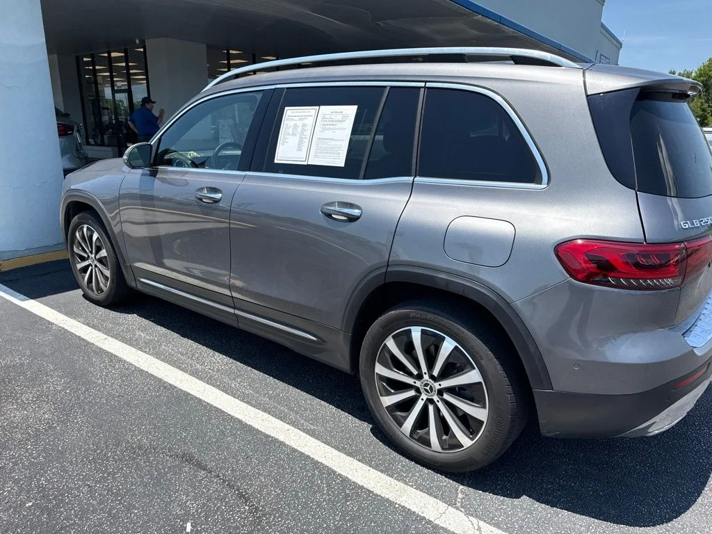 Used 2022  Mercedes-Benz GLB 250 image 2