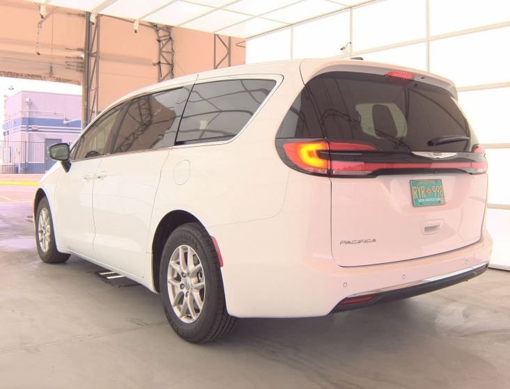 Used 2024 White Chrysler Touring L image 3