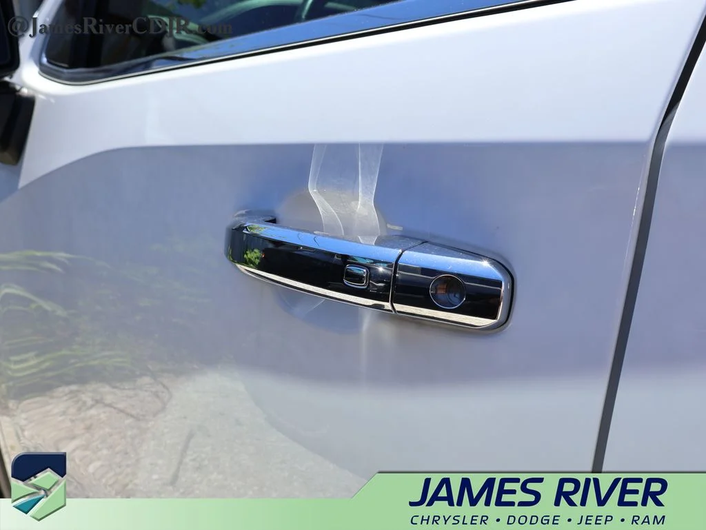 Used 2019 White GMC SLT image 19